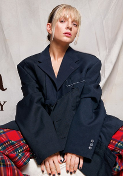 Zdjęcie artystki i nazwa wydarzenia.