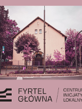 Zdjęcie budynku w którym mieści się Dom Kultury i napis z logo Fyrtel Główna, Centrum Inicjatyw Lokalnych.