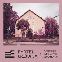 Zdjęcie budynku w którym mieści się Dom Kultury i napis z logo Fyrtel Główna, Centrum Inicjatyw Lokalnych.