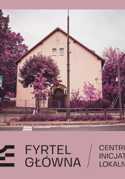 Zdjęcie budynku w którym mieści się Dom Kultury i napis z logo Fyrtel Główna, Centrum Inicjatyw Lokalnych.