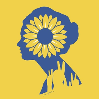Na żółtym tle wizerunek profilu kobiety w kolorze niebieskim. Na nią nałożony wizerunek słonecznika i dłonie w geście zwycięstwa.