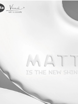 Zdjęcie jednej z prac artysty, a na nim tutył wystawy.