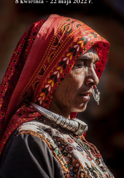 Baner ze zdjęciem afrykanki w srtoju ludowym.