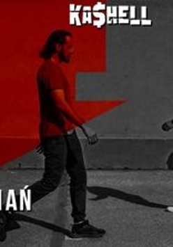 Zdjęcie artysty na szaro-czerwonym tle.