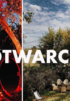 Napis otwarcie na tle zdjęć z Ogrodu Szeląg. Wśród zielonych drzew widoczne są fotele ogrodowe i stoliki.