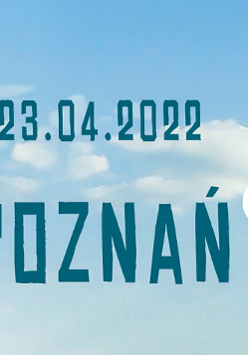 Na tle błękitnego nieba napis "23.04.2022 Poznań".