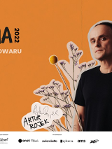 Zdjęcie artysty i nazwa wydarzenia.