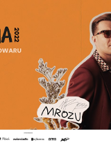 Zdjęcie artysty i nazwa wydarzenia.