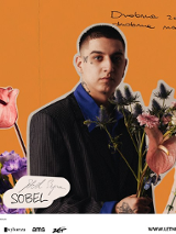 Zdjęcie artysty i nazwa wydarzenia.