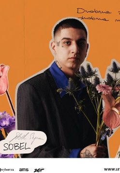 Zdjęcie artysty i nazwa wydarzenia.