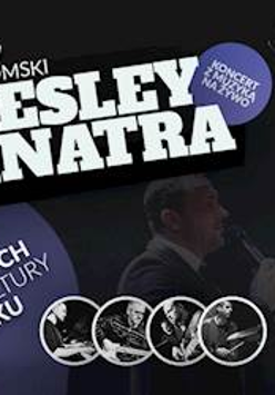 Widok profilu śpiewającego do mikrofonu artysty.