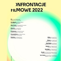 Grafika przedstawia zielonkawo-żółtawy okrąg z białym wypełnieniem, na którym napisane są tytuły 14 filmów