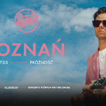 Zdjęcie artysty i nazwa wydarzenia.