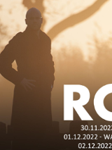 Zdjęcie artysty i nazwa wydarzenia.