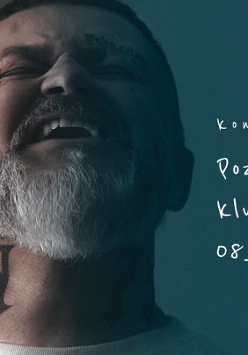 Zdjęcie artysty i nazwa wydarzenia.