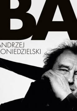 Zdjęcie artysty i nazwa wydarzenia.