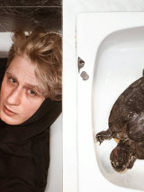 Zdjęcie artysty i żółwia w brodziku prysznica.