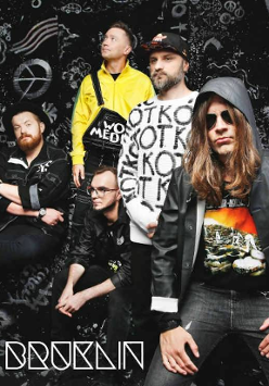 Baner promujący wydarzenie. Zdjęcie członków zespołu.