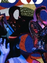 Grafika wykonana w technice kolażu przedstawia 4 postaci śpiewające do mikrofonów. Ich twarze wypełnione są brokatem.