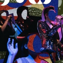 Grafika wykonana w technice kolażu przedstawia 4 postaci śpiewające do mikrofonów. Ich twarze wypełnione są brokatem.