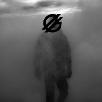 Baner promujący wydarzenie. Czarno-białe zdjęcie człowieka we mgle.