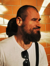 Baner promujący wydarzenie. Nazwa wydarzenia i zdjęcie artysty.