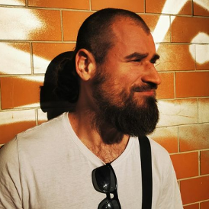 Baner promujący wydarzenie. Nazwa wydarzenia i zdjęcie artysty.