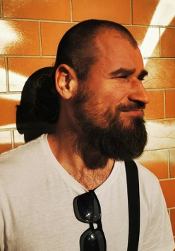 Baner promujący wydarzenie. Nazwa wydarzenia i zdjęcie artysty.