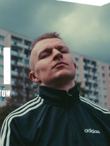 Baner promujący wydarzenie. Nazwa wydarzenia i zdjęcie artysty.