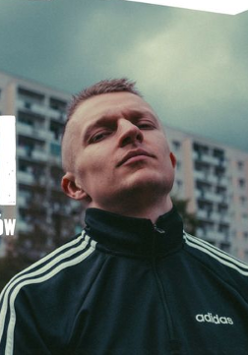 Baner promujący wydarzenie. Nazwa wydarzenia i zdjęcie artysty.