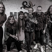 Baner promujący wydarzenie. Nazwa wydarzenia i zdjęcie artystów.