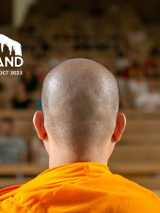 Baner promujący wydarzenie. Nazwa wydarzenia i data. Zdjęcie popiersia buddyjskiego mnicha od tyłu.