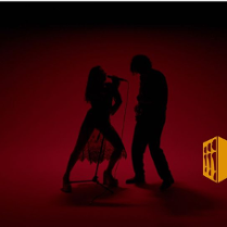 Śpiewająca do mikrofonu para.