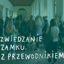 Zdjęcie przedstawia grupę zwiedzających osób. Na fotografię nałożono zielone przezrocze. Na dole napisano białym odręcznymi literami: ZWIEDZANIE ZAMKU Z PRZEWODNIKIEM.
