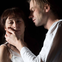 Zdjęcie przedstawia twarze mężczyzny i kobiety, mężczyzna trzyma dłoń na policzku kobiety. Z lewej strony napis wariat i zakonnica. Dementia Praecox.