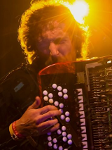 Baner promujący wydarzenie. Nazwa wydarzenia i zdjęcie artysty.