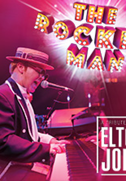 Na amarantowym tle Elton John siedzący przy fortepianie. W prawym górnym rogu napis the rocket man, w prawym dolnym rogu napis Elton John.