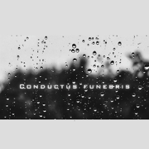 Baner promujący wydarzenie.Nazwa wydarzenia na szybie z kroplami wody, za nimi rozmyty, niewyraźny obraz.