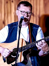 Baner promujący wydarzenie. Nazwa wydarzenia i zdjęcie artysty.