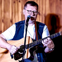 Baner promujący wydarzenie. Nazwa wydarzenia i zdjęcie artysty.