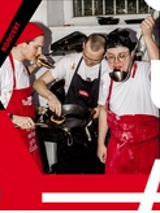 Grafika przedstawia trzech mężczyzn w fartuchach i czapkach kucharskich. Jeden z nich trzyma patelnię, drugi chochlę. Mają twarze ubrudzone mąką. Wokół zdjęcia czerwone i czarne litery układające się w napis POKUSA.