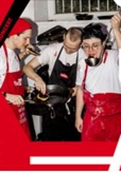 Grafika przedstawia trzech mężczyzn w fartuchach i czapkach kucharskich. Jeden z nich trzyma patelnię, drugi chochlę. Mają twarze ubrudzone mąką. Wokół zdjęcia czerwone i czarne litery układające się w napis POKUSA.