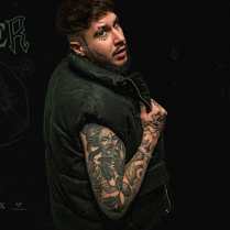 Baner promujący wydarzenie. Nazwa wydarzenia i zdjęcie artysty.