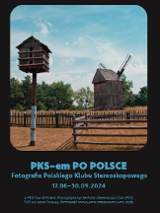 Baner promujący wydarzenie. Nazwa wydarzenia i data. Powyżej jedno ze zdjęć z wystawy z gołębnikiem, drewnianymi płotami i młynem / wiatrakiem w oddali. Za całością szpaler drzew i błękitne niebo powyżej.