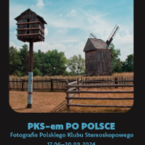 Baner promujący wydarzenie. Nazwa wydarzenia i data. Powyżej jedno ze zdjęć z wystawy z gołębnikiem, drewnianymi płotami i młynem / wiatrakiem w oddali. Za całością szpaler drzew i błękitne niebo powyżej.