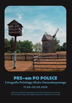 Baner promujący wydarzenie. Nazwa wydarzenia i data. Powyżej jedno ze zdjęć z wystawy z gołębnikiem, drewnianymi płotami i młynem / wiatrakiem w oddali. Za całością szpaler drzew i błękitne niebo powyżej.