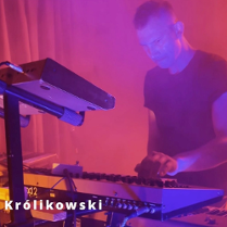 Baner promujący wydarzenie. Nazwa wydarzenia i zdjęcie artysty.