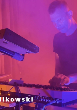 Baner promujący wydarzenie. Nazwa wydarzenia i zdjęcie artysty.