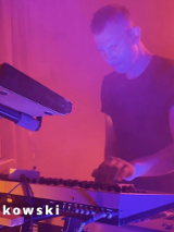 Baner promujący wydarzenie. Nazwa wydarzenia i zdjęcie artysty.