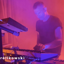 Baner promujący wydarzenie. Nazwa wydarzenia i zdjęcie artysty.